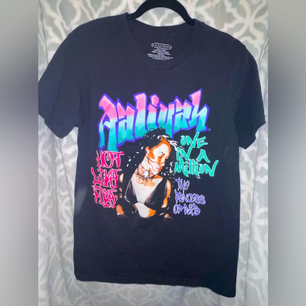 Aaliyah shirt size medium